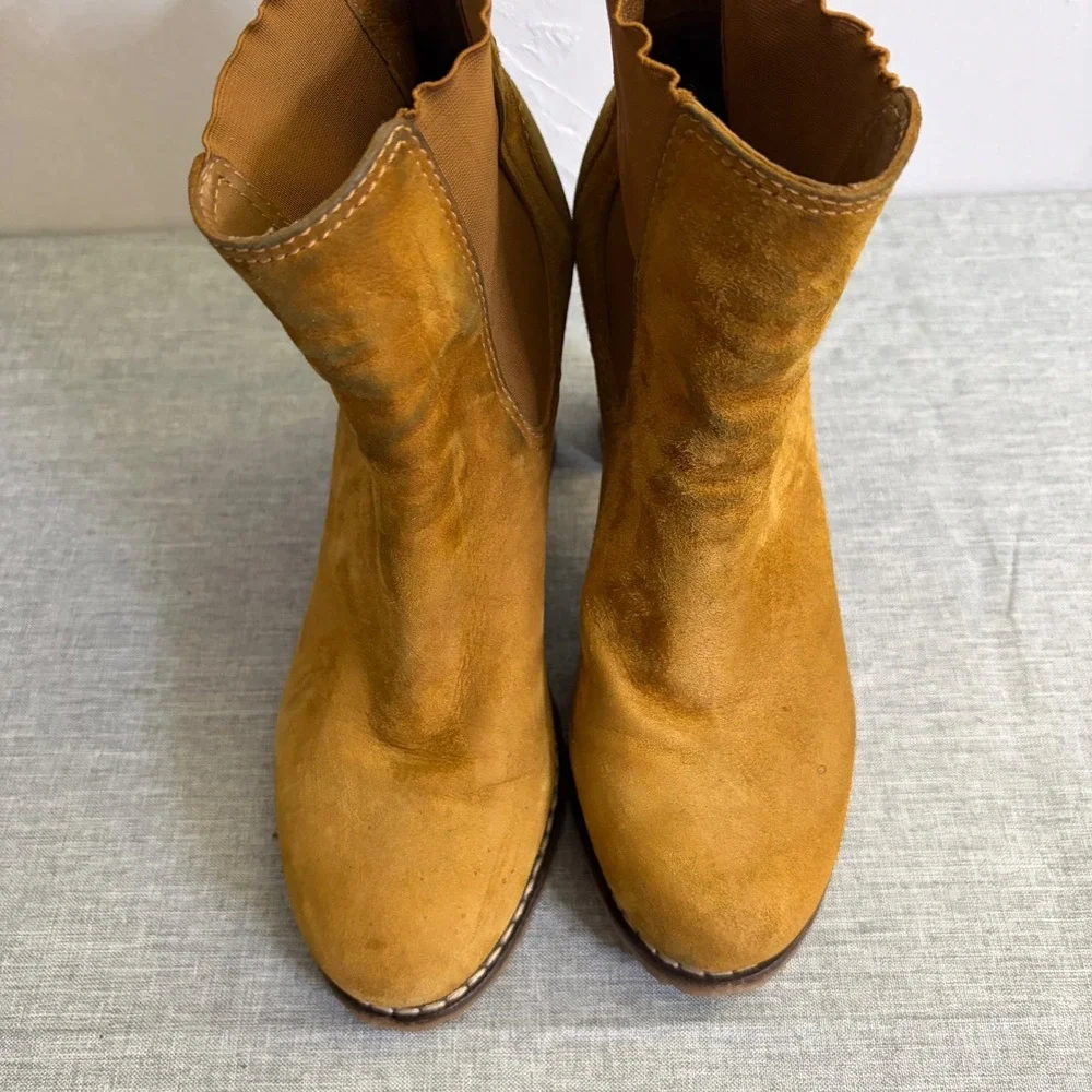 Tory Burch Booties Womens 6.5 Tan Suede Chelsea Block Heel‎ Lug Sole Gold Logo